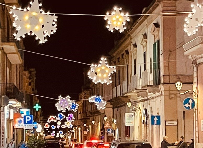 Luci natalizie a Castellaneta: il web le boccia, il Comune rimanda i giudizi