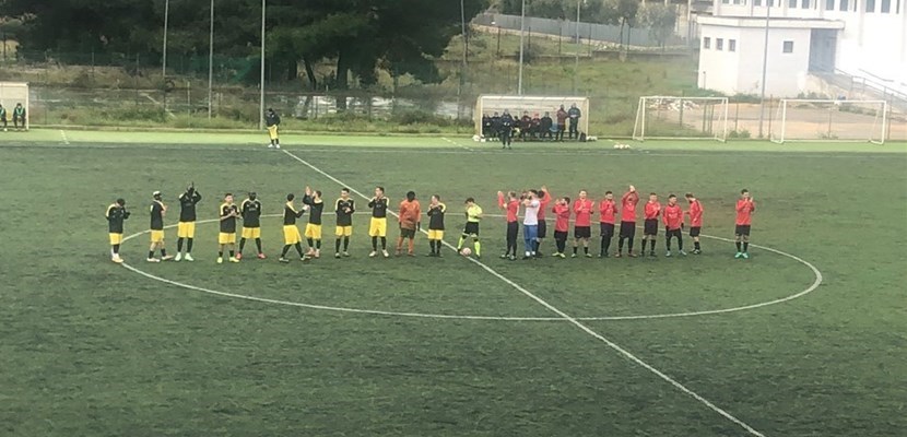 Le due squadre a centrocampo Le due squadre a centrocampo