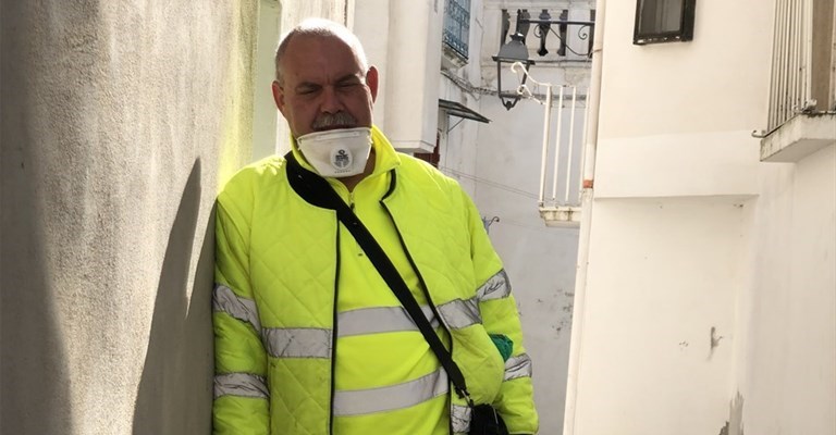 Il signor Orazio va in pensione: il centro storico di Castellaneta saluta il suo operatore ecologico