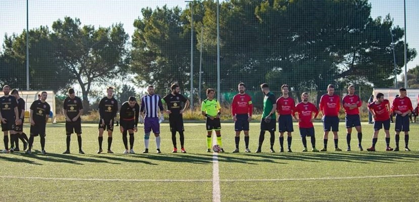 le due squadre prima del via le due squadre prima del via