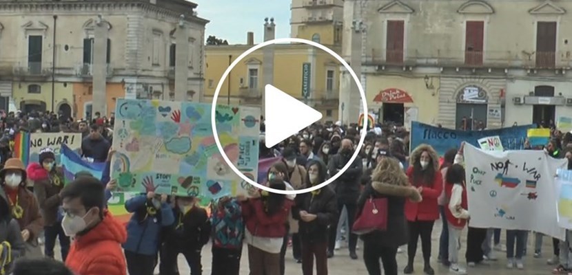 Castellaneta sotto i colori della pace: la manifestazione in piazza Principe di Napoli