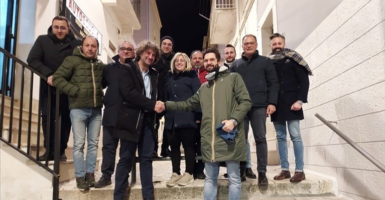 La coalizione "Civiche per Mottola". Al centro, il candidato sindaco Angelo Lattarulo e Antonio Notaristefano