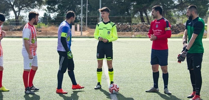 Le due squadre a centrocampo Le due squadre a centrocampo