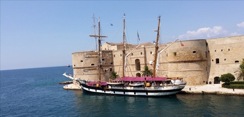 Nave Palinuro a Taranto Nave Palinuro a Taranto