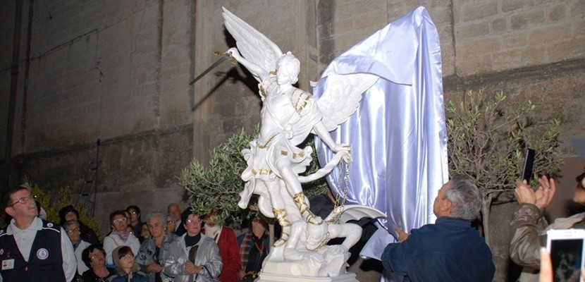 La statua di San Michele nel momento dell