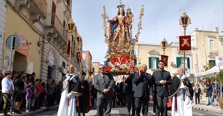 La processione della Madonna del Rosario