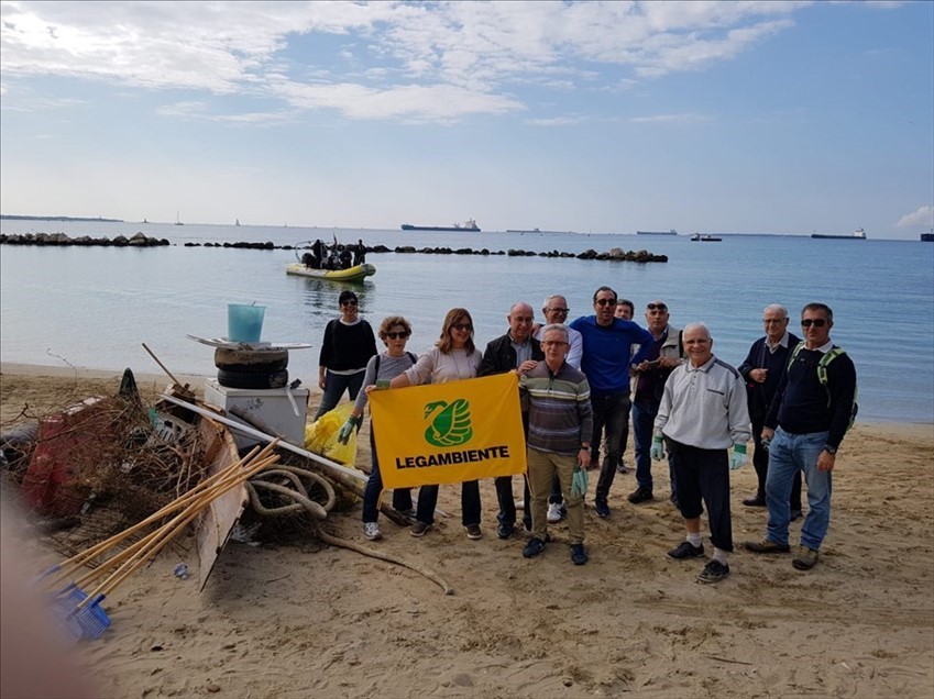 Una domenica "a caccia di rifiuti" per Legambiente Taranto