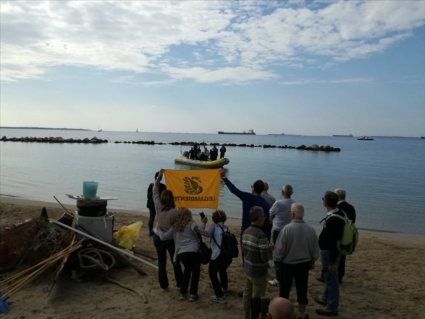 Una domenica "a caccia di rifiuti" per Legambiente Taranto