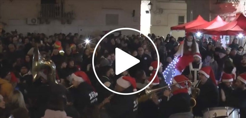 Musica, prelibatezze e solidarietà: le immagini della "calata di Babbo Natale" di Castellaneta