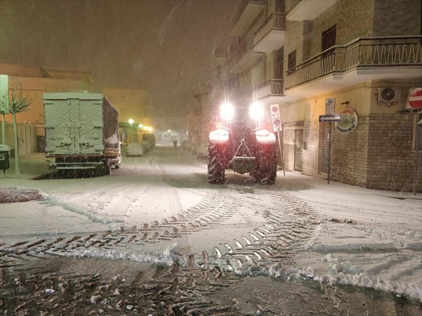 Spargisale a lavoro a Ginosa