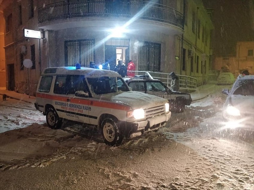 Spargisale a lavoro a Ginosa