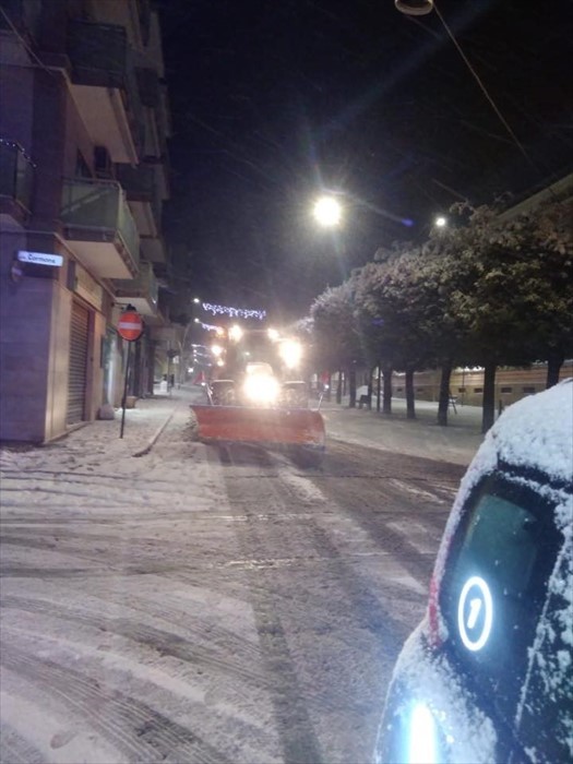 Spargisale a lavoro a Laterza