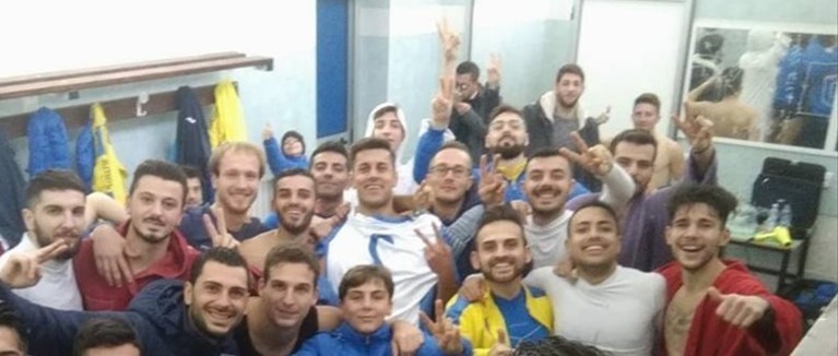 esultanza nello spogliatoio Hellas esultanza nello spogliatoio Hellas