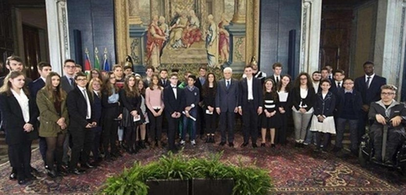 Matterella con i ragazzi insigniti del titolo Alfiere al Merito della Repubblica Italiana nel 2018