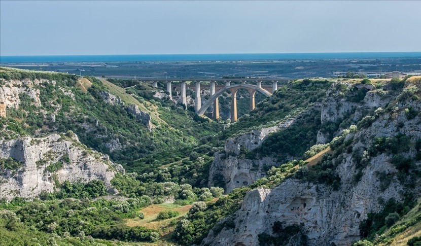 La Gravina di Castellaneta e il mar Jonio La Gravina di Castellaneta e il mar Jonio