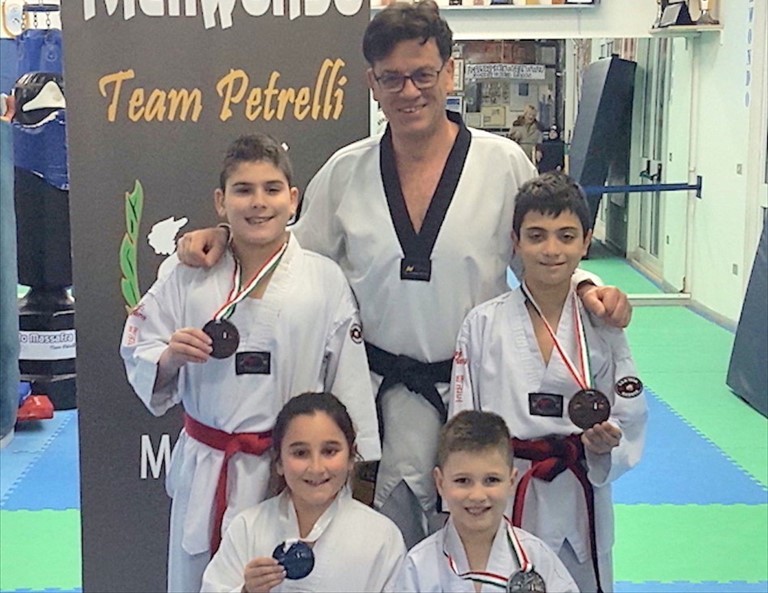 Il maestro Petrelli e i giovani atleti vincitori
