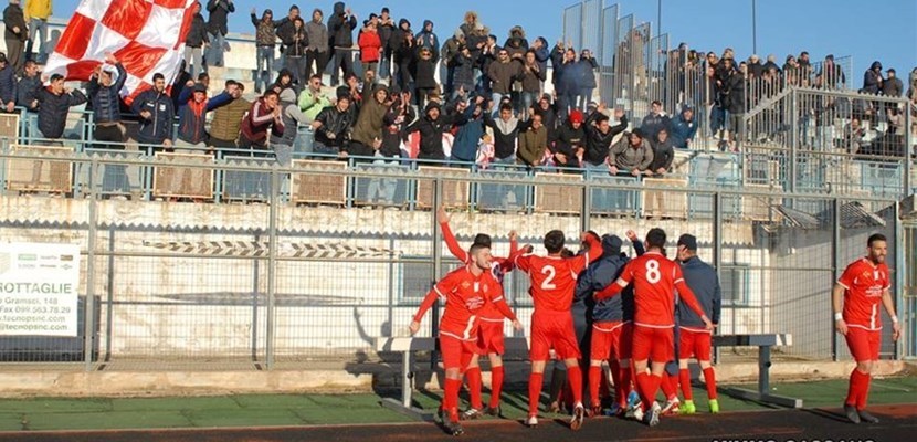 Calcio, il Castellaneta torna a vincere e dilaga contro il Manduria