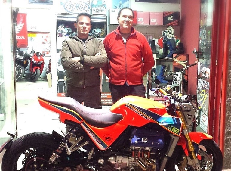 Granito e Brugnola con la loro moto Granito e Brugnola con la loro moto