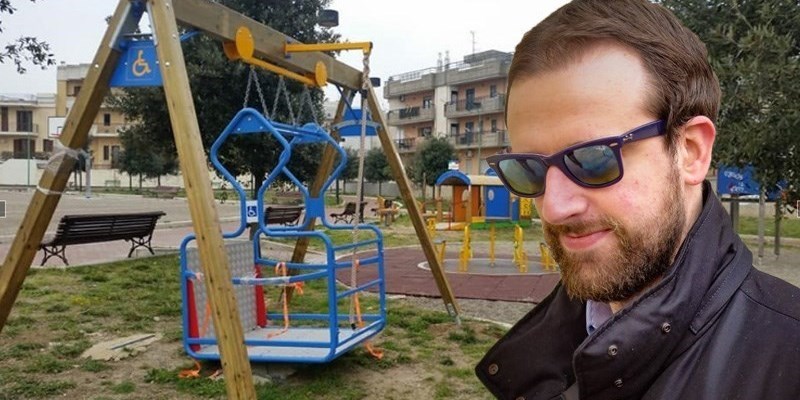 La nuova area giochi di piazza Lubich con il sindaco Barulli La nuova area giochi di piazza Lubich con il sindaco Barulli