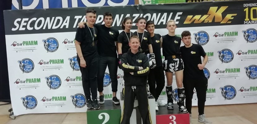 gli atleti di kick boxing della Palestra "Evolution Wellness" di Laterza​ con il Michele Galli.