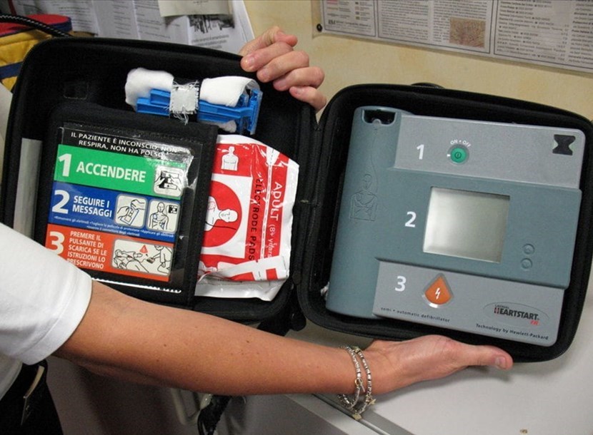 Un defibrillatore Un defibrillatore