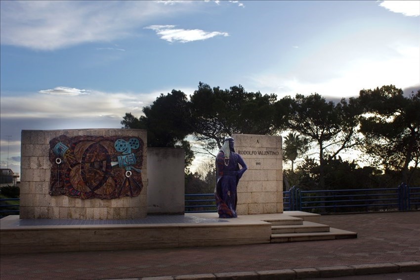 Il monumento a Rodolfo Valentino