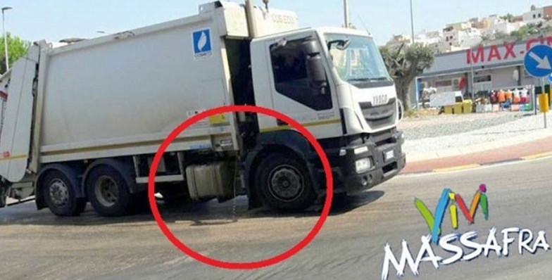 Gli automezzi diretti alla discarica riversano sulla strada Gli automezzi diretti alla discarica riversano sulla strada