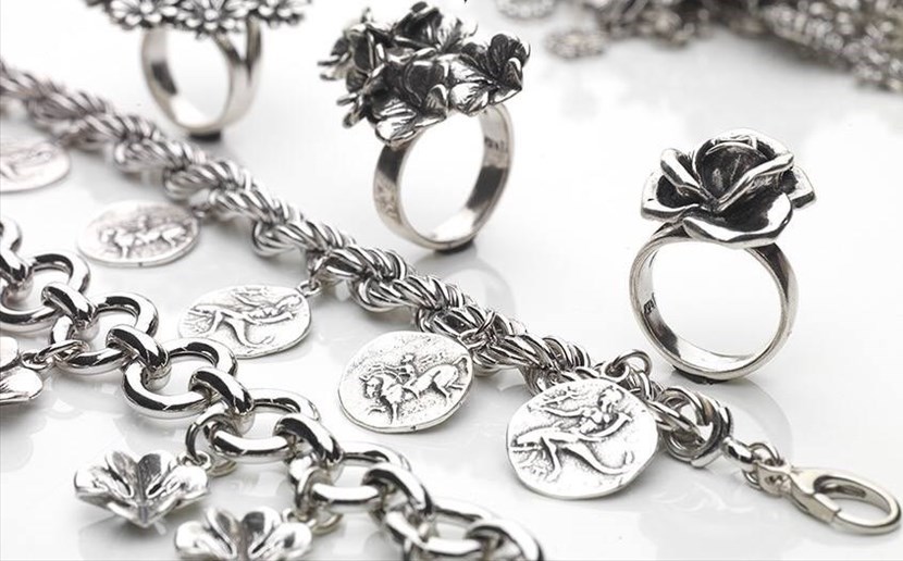 Suali Gioielli: prodotti in argento lavorati a mano, unici e di altissimo pregio utilizzando la tecnica artigianale della cera persa. Suali Gioielli: prodotti in argento lavorati a mano, unici e di altissimo pregio utilizzando la tecnica artigianale della cera persa.