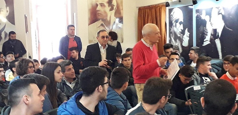 Il maestro Loglisci al centro della sala Il maestro Loglisci al centro della sala