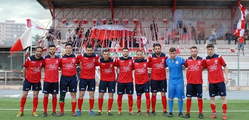 Foto di squadra con le "Nuove Leve" sullo sfondo Foto di squadra con le "Nuove Leve" sullo sfondo