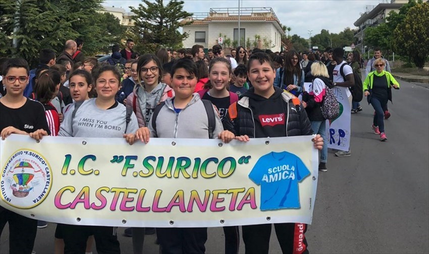 Castellaneta in... "Marcia per l'Europa" con gli istituti "Surico" e "Perrone"