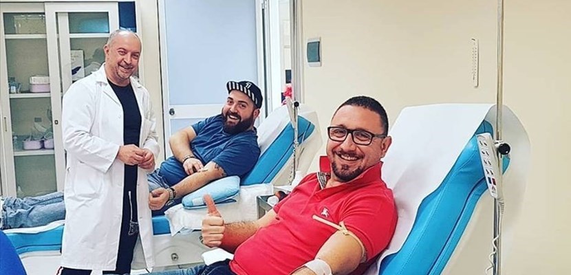 Due donatori sorridono nel momento del prelievo Due donatori sorridono nel momento del prelievo