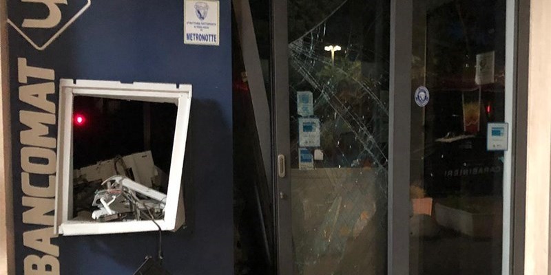 Il bancomat della filiare di piazza Kennedy Il bancomat della filiare di piazza Kennedy