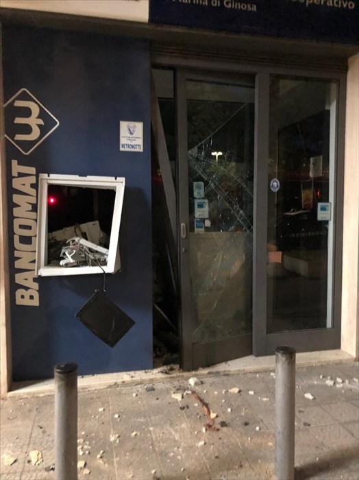 Bomba in piazza Kennedy: assalto al bancomat di Castellaneta Marina