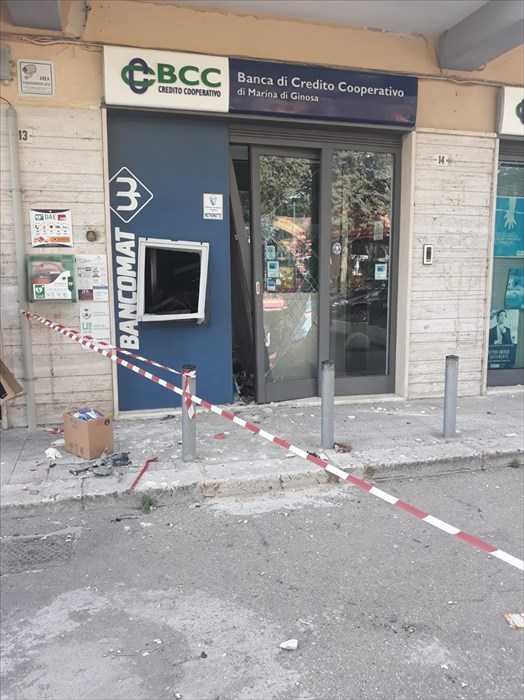 Bomba in piazza Kennedy: assalto al bancomat di Castellaneta Marina