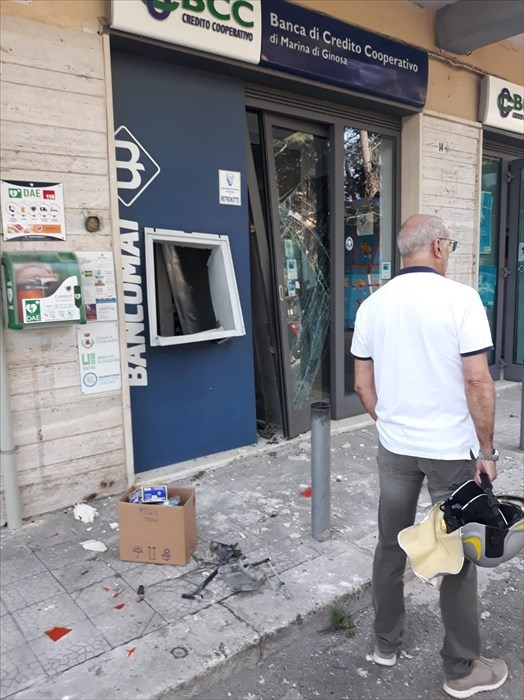 Bomba in piazza Kennedy: assalto al bancomat di Castellaneta Marina