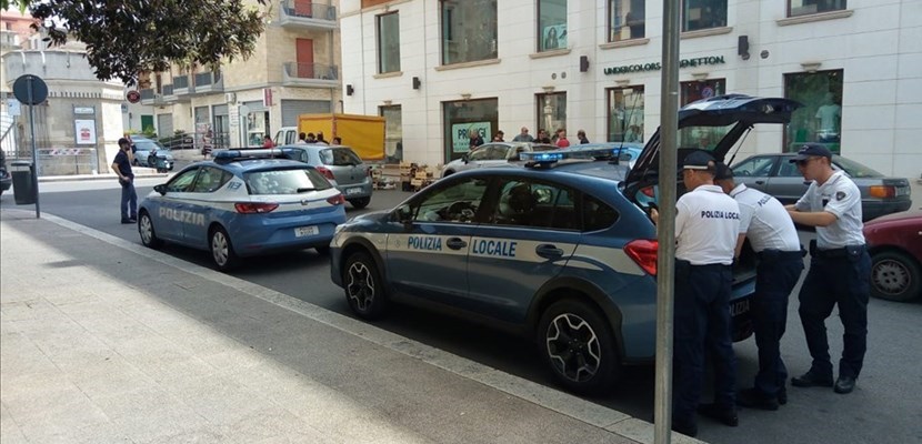 Polizia di stato e polizia locale contro i mercanti ambulanti abusivi di Massafra