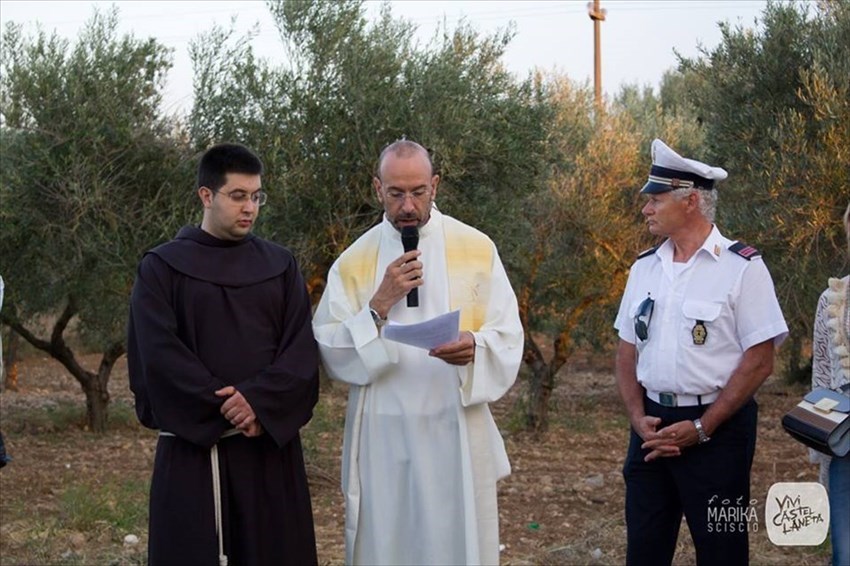 Al centro Padre Antonio Giaracuni