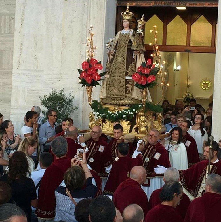 La processione della Madonna del Carmine