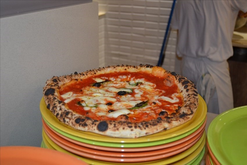 Una pizza margherita appena sfornata