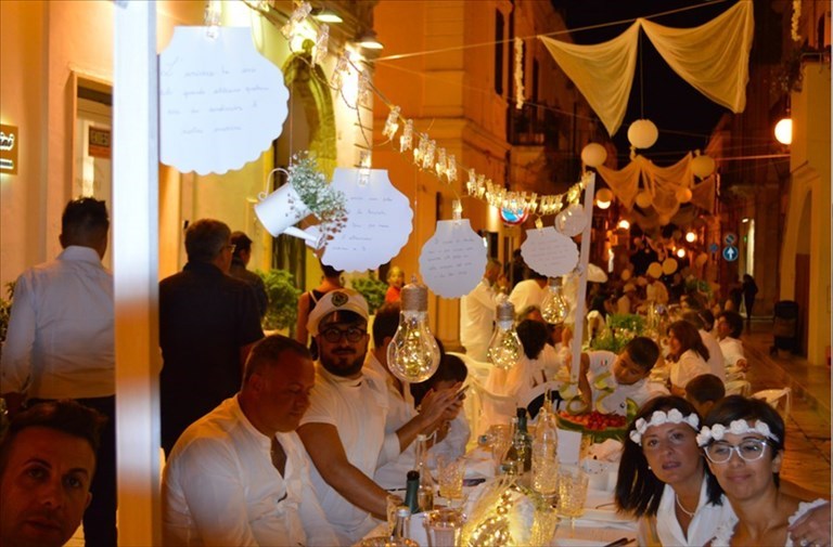 Tutto pronto per la "White Dinner" di Mottola