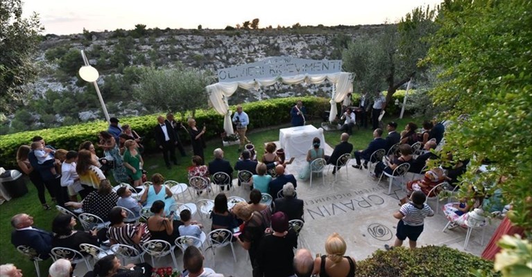 Il matrimonio nella sala ricevimenti "La Gravina" Il matrimonio nella sala ricevimenti "La Gravina"