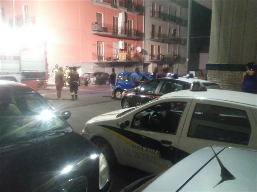 Auto in fiamme nella notte a Castellaneta