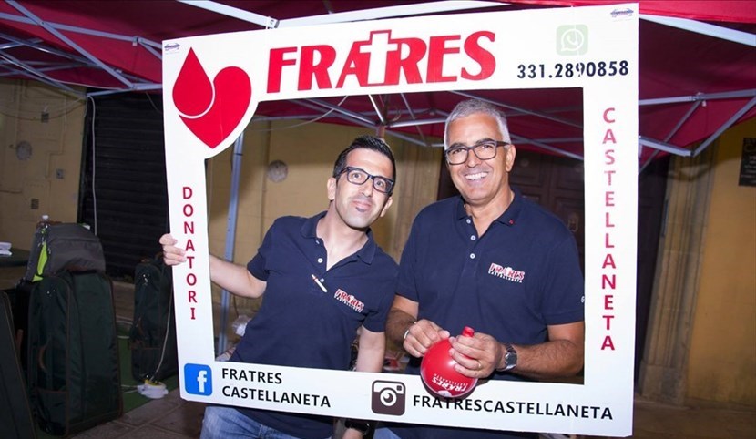 Due simpatici volontari Fratres sorridono dopo aver donato Due simpatici volontari Fratres sorridono dopo aver donato