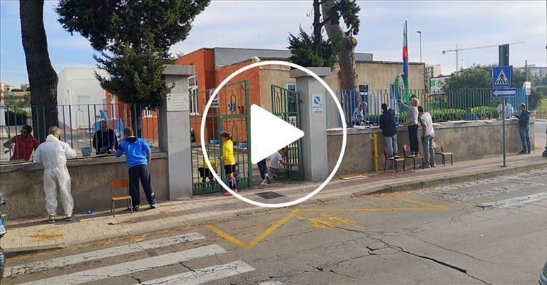 San Giovanni Bosco di Massafra: genitori e docenti a tinteggiare cancellate e aule della scuola