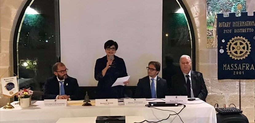 Il tavolo dei relatori Il tavolo dei relatori