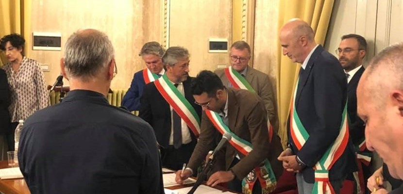 La firma del sindaco Parisi La firma del sindaco Parisi