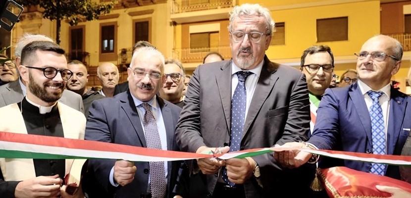 Taglio del nastro del presidente Emiliano Taglio del nastro del presidente Emiliano