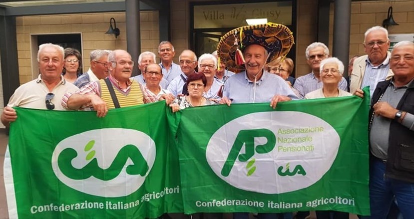 Al centro, con il simpatico cappello, il neo eletto Michele D Al centro, con il simpatico cappello, il neo eletto Michele D