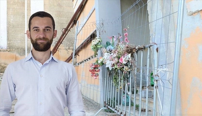 Gianni Di Pippa con il cimitero di sfondo